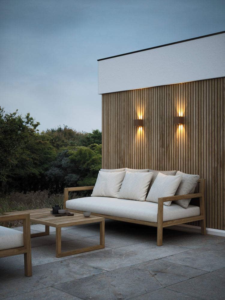 Cube Up/Down XL LED i Rustfarve ophængt udenfor