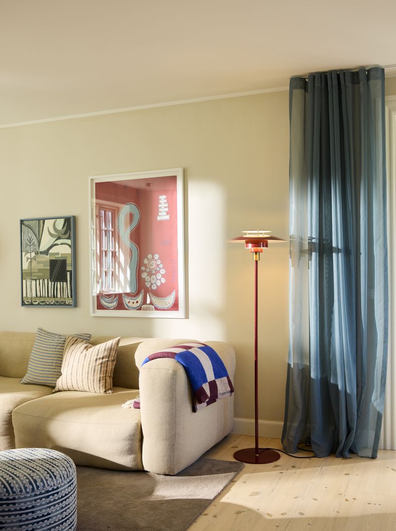Zoomet ind på Sørup Gulvlampe Merlot Ø40 placeret i stuen med dens elegante design fra Halo Design