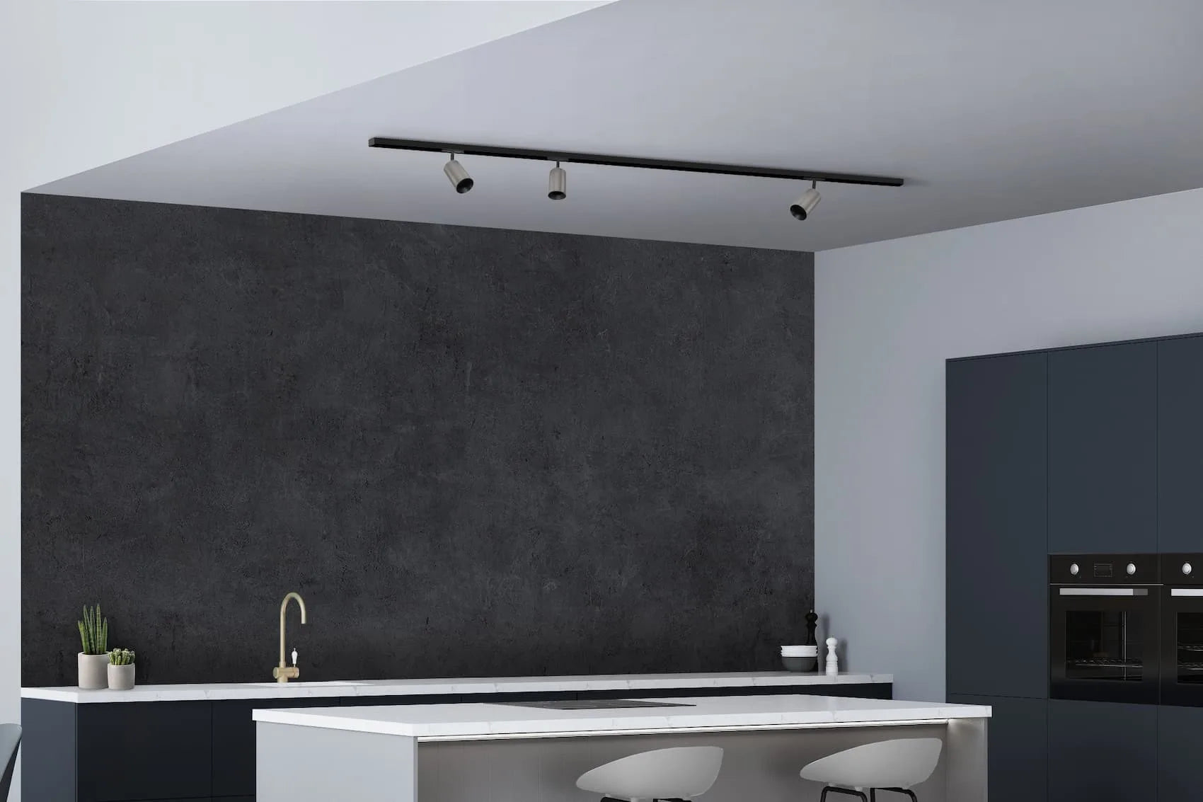 3 æstetiske Designline Tube Pro Spot i Krom hængt op over køkkenøen for deres behagelige belysning