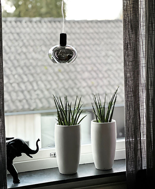 Bell Pendel i Sort/Røgfarvet hængt op i stuen for dens behagelige belysning