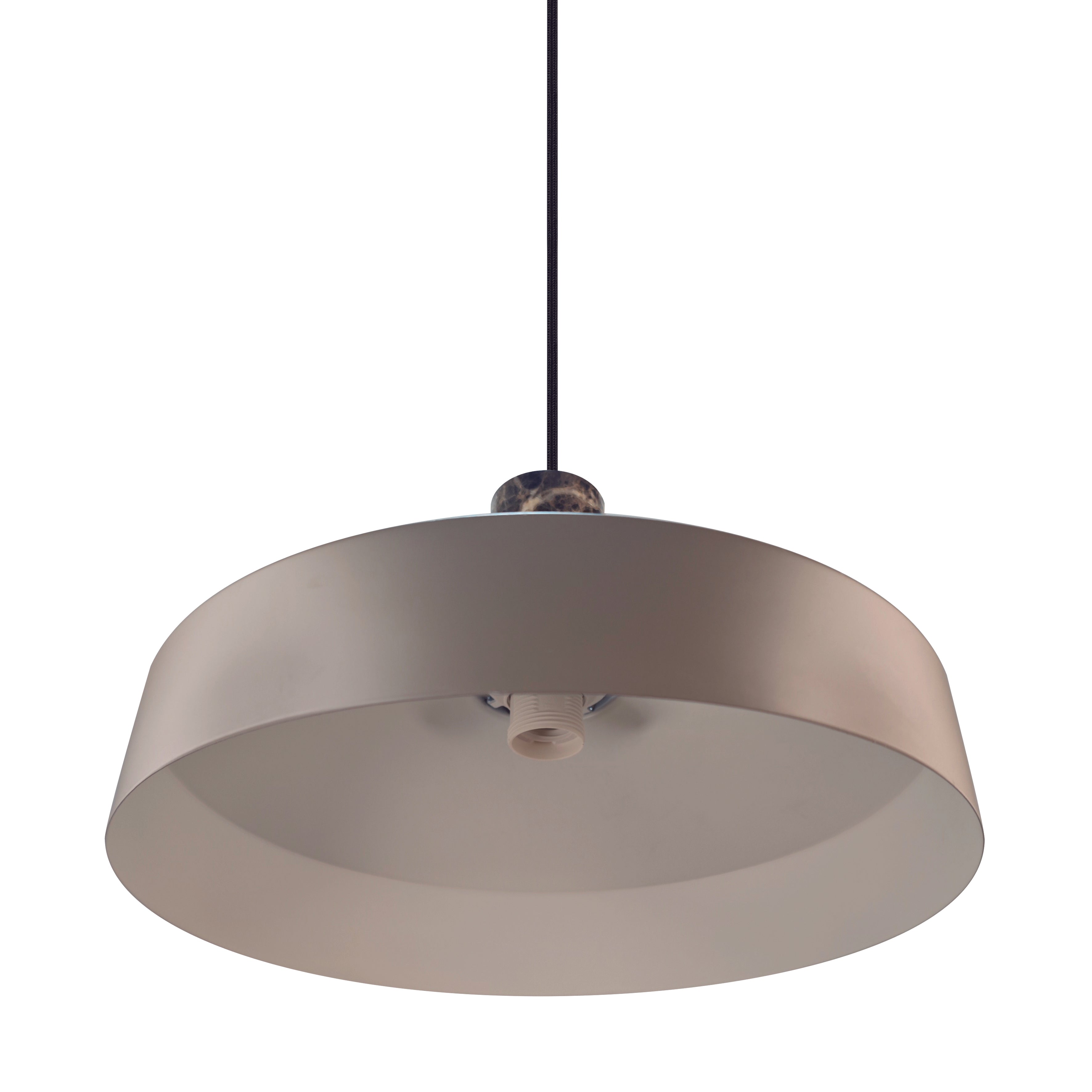 Nedefra og helt tæt på Nordlux Elvas Marble Pendant Lamp i Light Brown