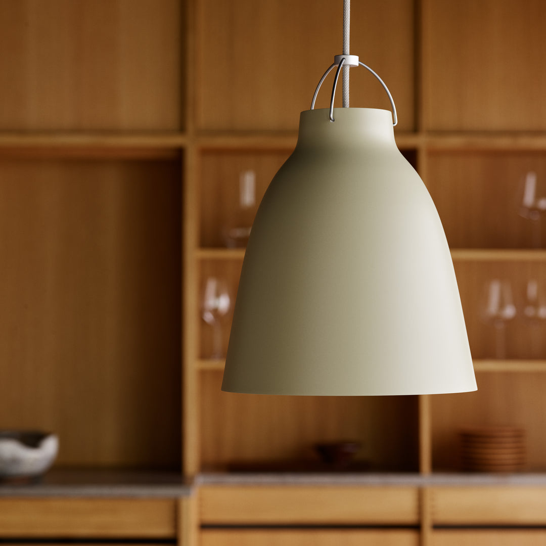 Fritz Hansen Caravaggio Matt P2 Dusty Green ophængt i stue