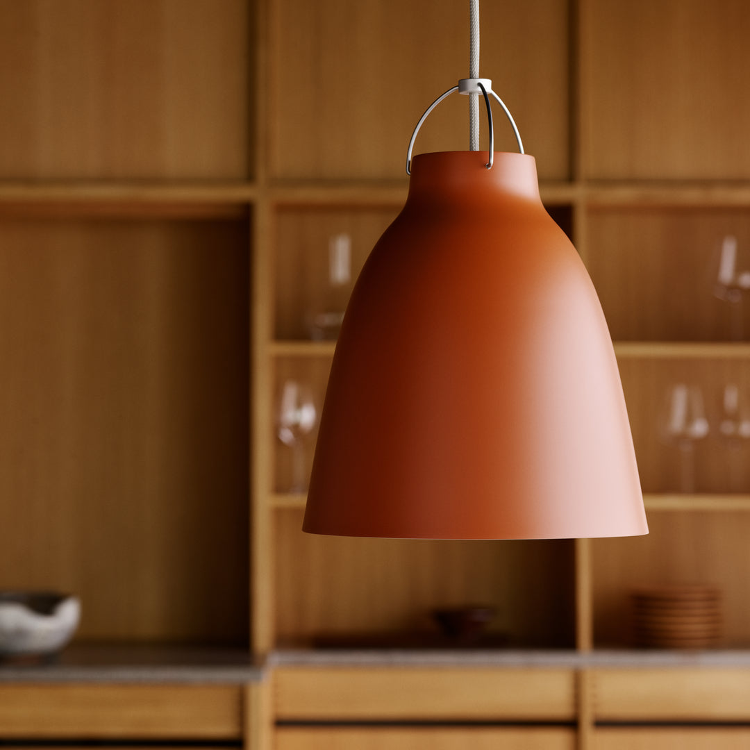 Fritz Hansen Caravaggio Matt P2 pendel i Rusty Red i stue