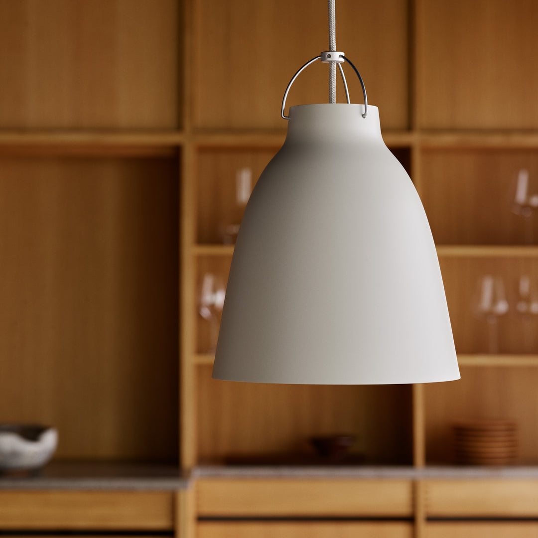 Fritz Hansen Caravaggio Matt P2 Warm Grey installeret i stue