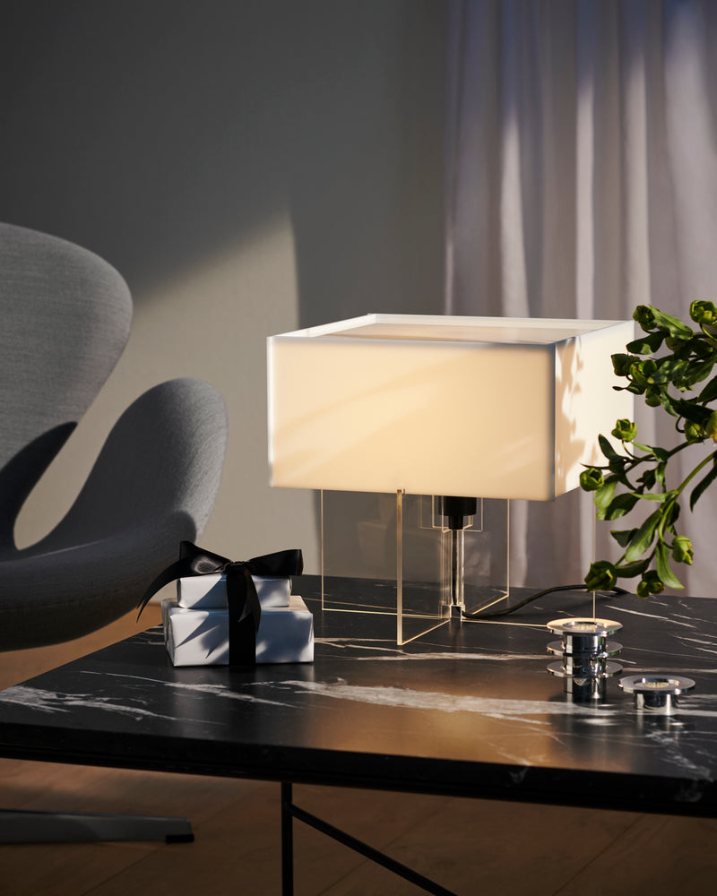 Firkantet Fritz Hansen bordlampe i lille bord i stue