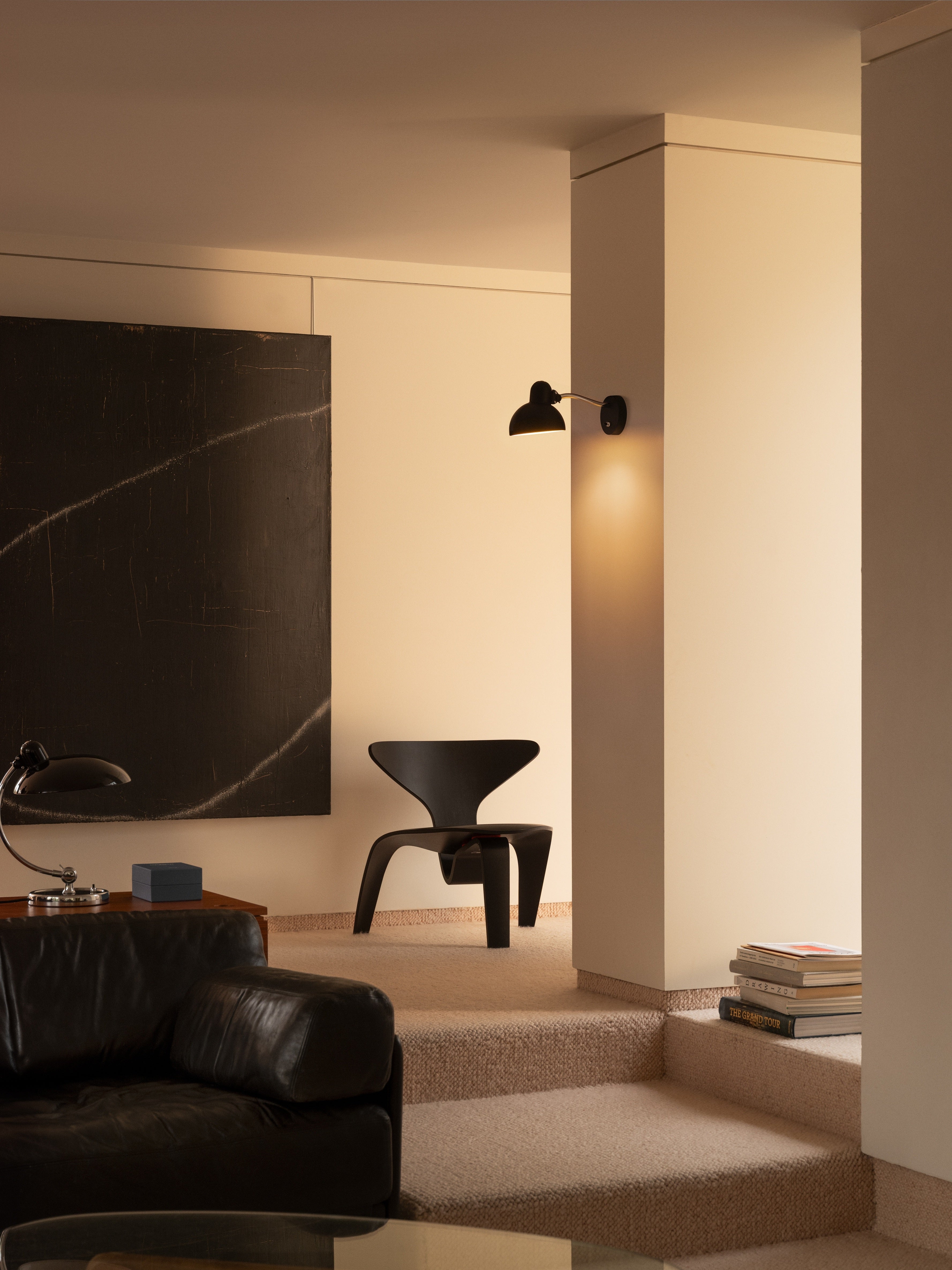 KAISER Idell™ 6567-W Matt Black i stuen
