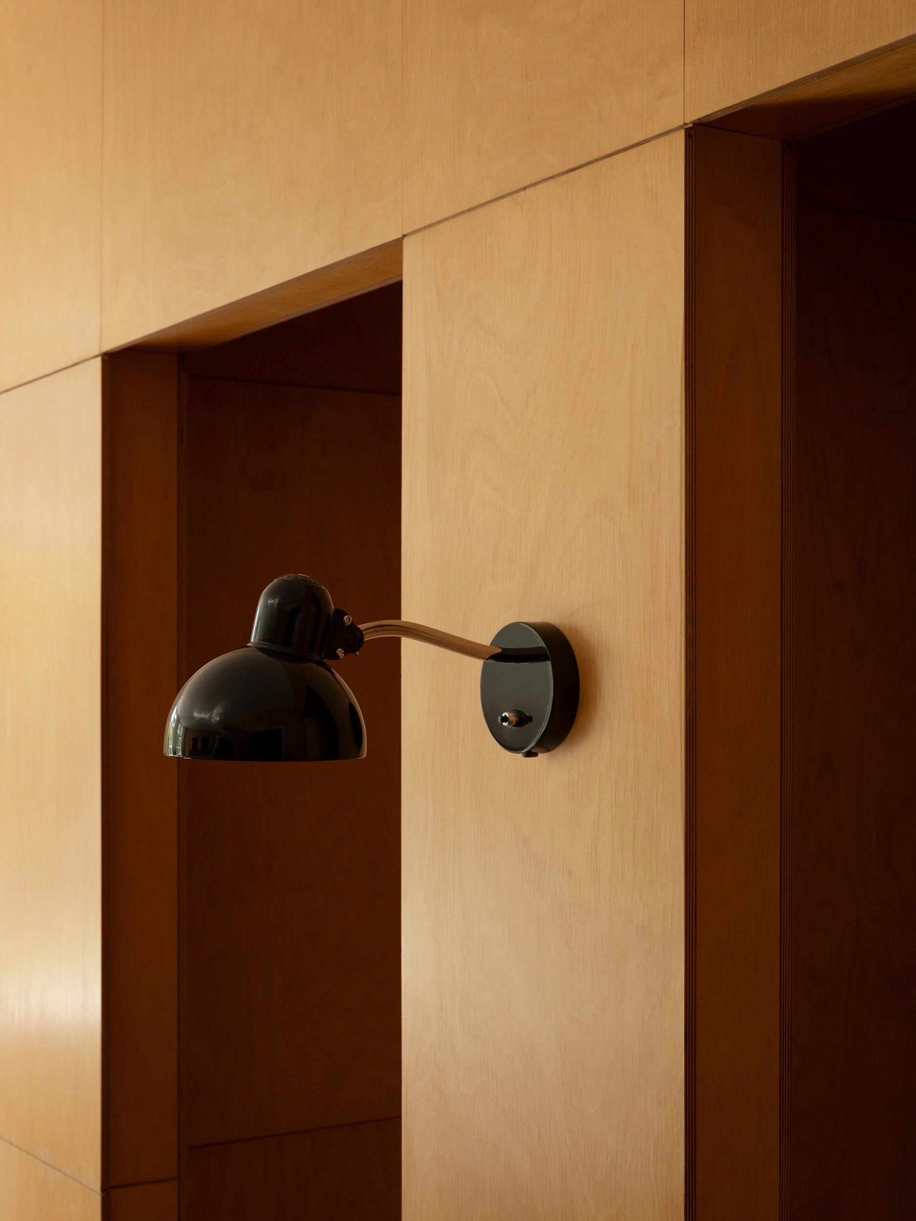 KAISER Idell™ 6567-W Matt Black mellem døre