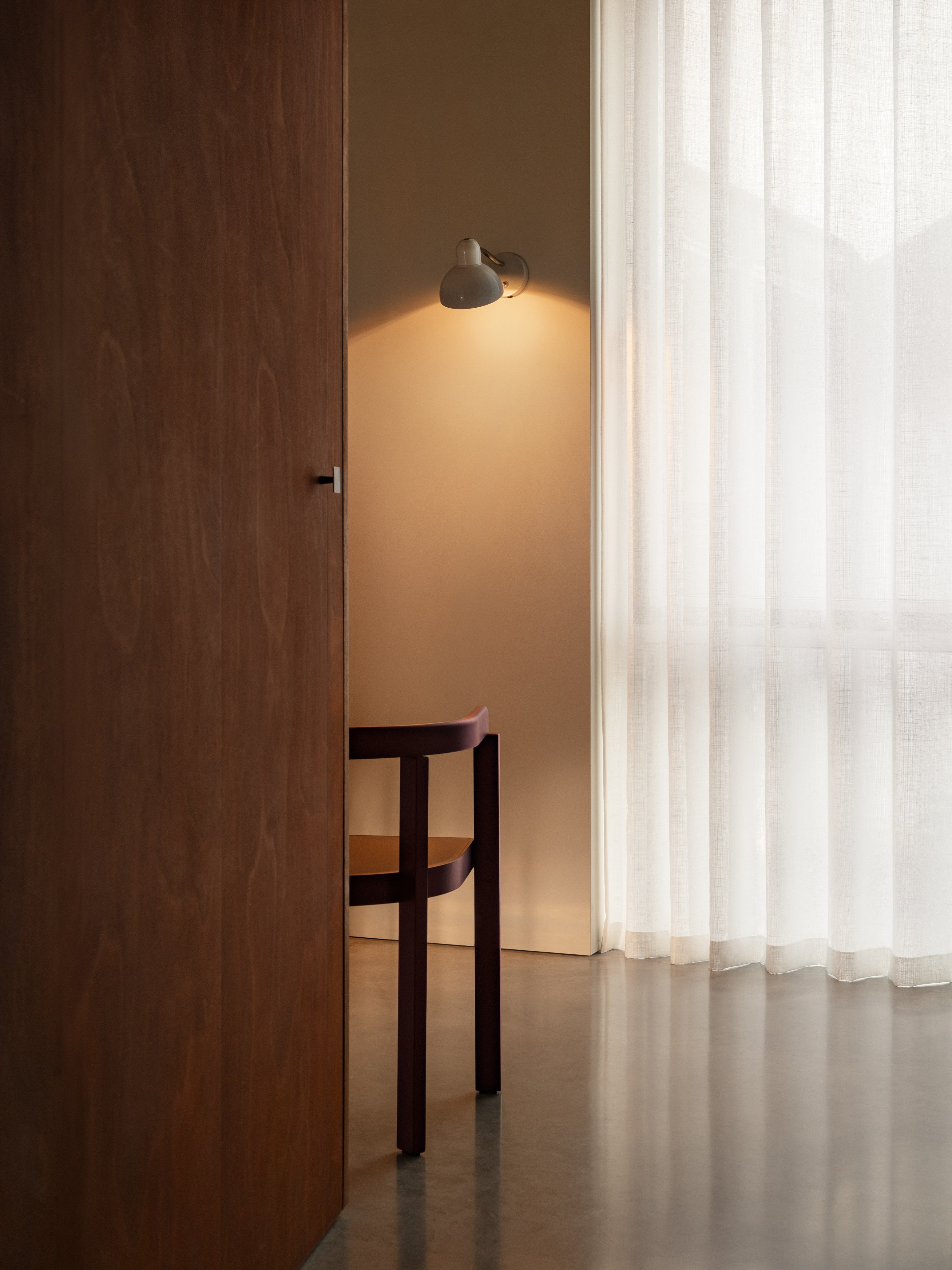 KAISER Idell™ 6567-W White over den enlige stol