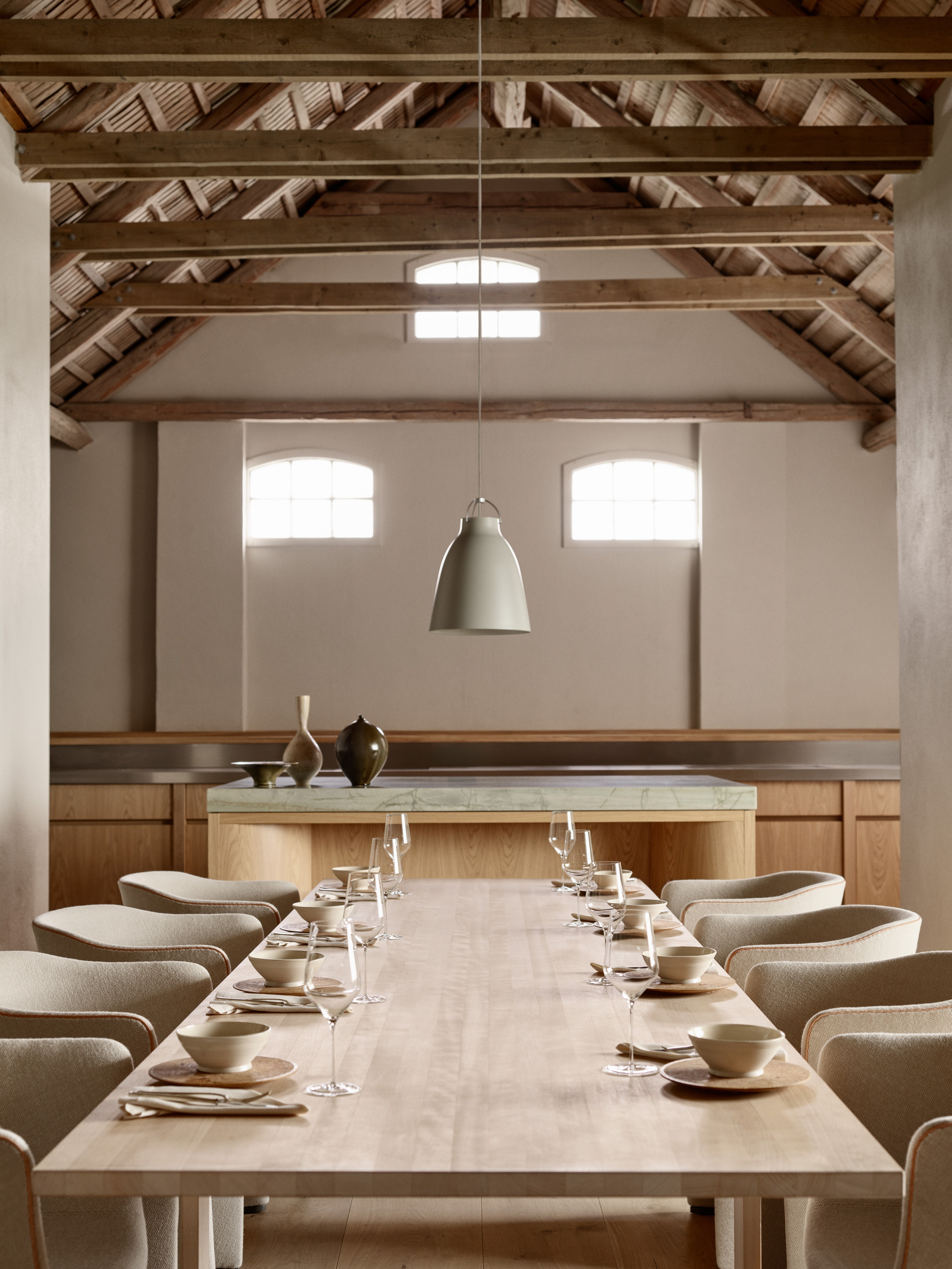 Fritz Hansen Caravaggio Matt P3 Warm Grey over spisebord