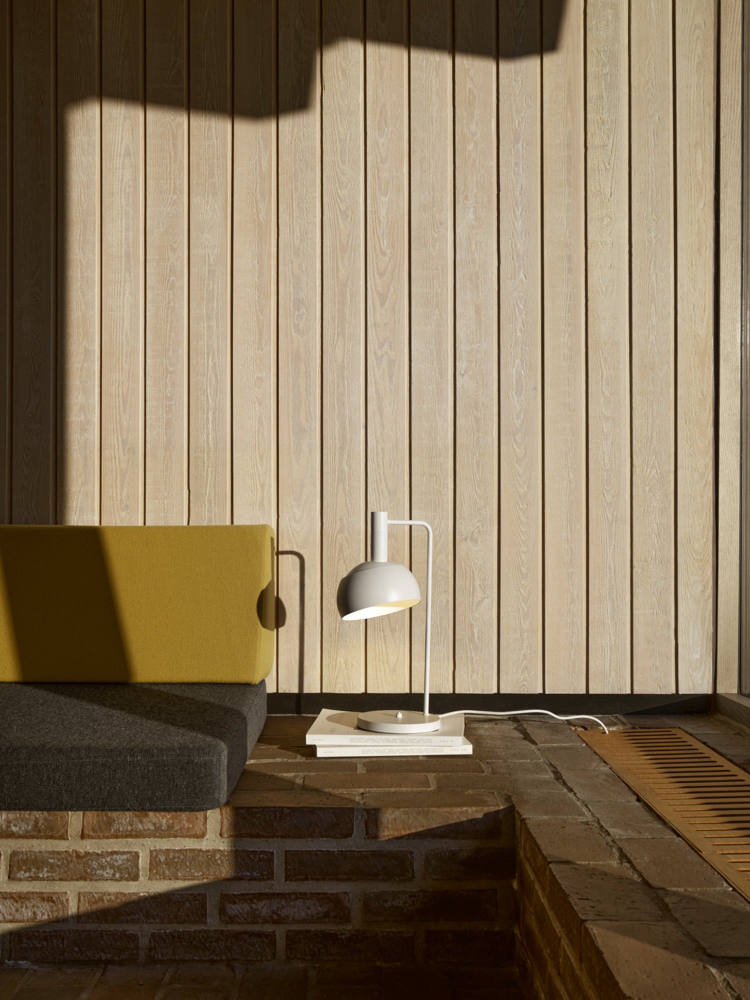 FJ Elements hvid bordlampe