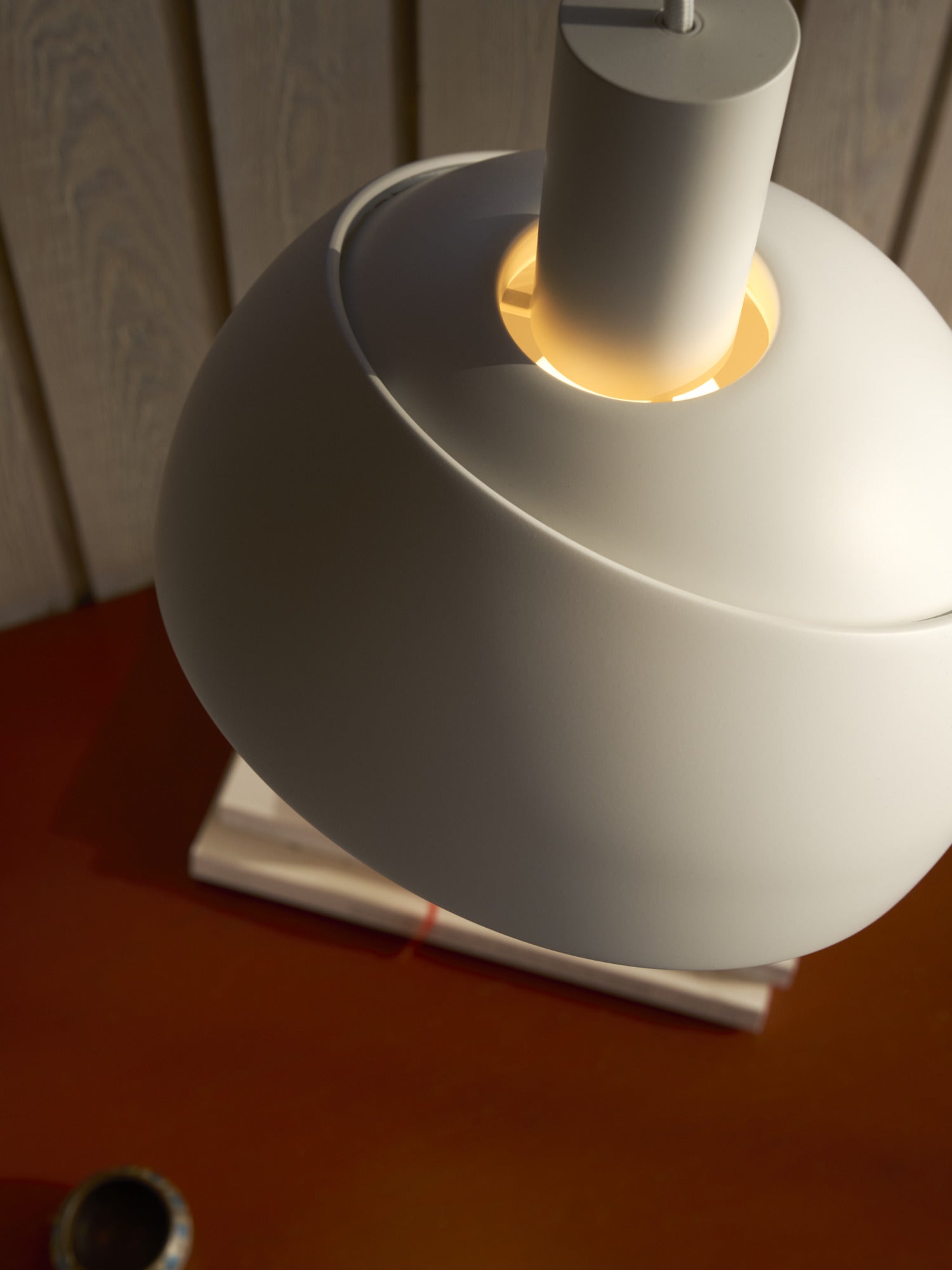 FJ Elements hvid bordlampe
