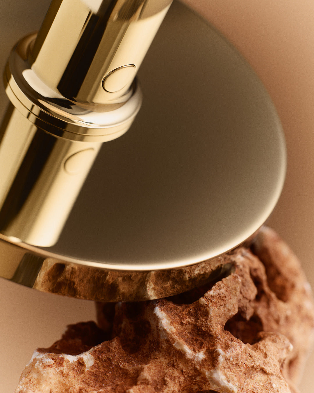 Louis Poulsen LED Portable lampe PH 2/1 i messing metalliseret oktoberbillede i detaljer