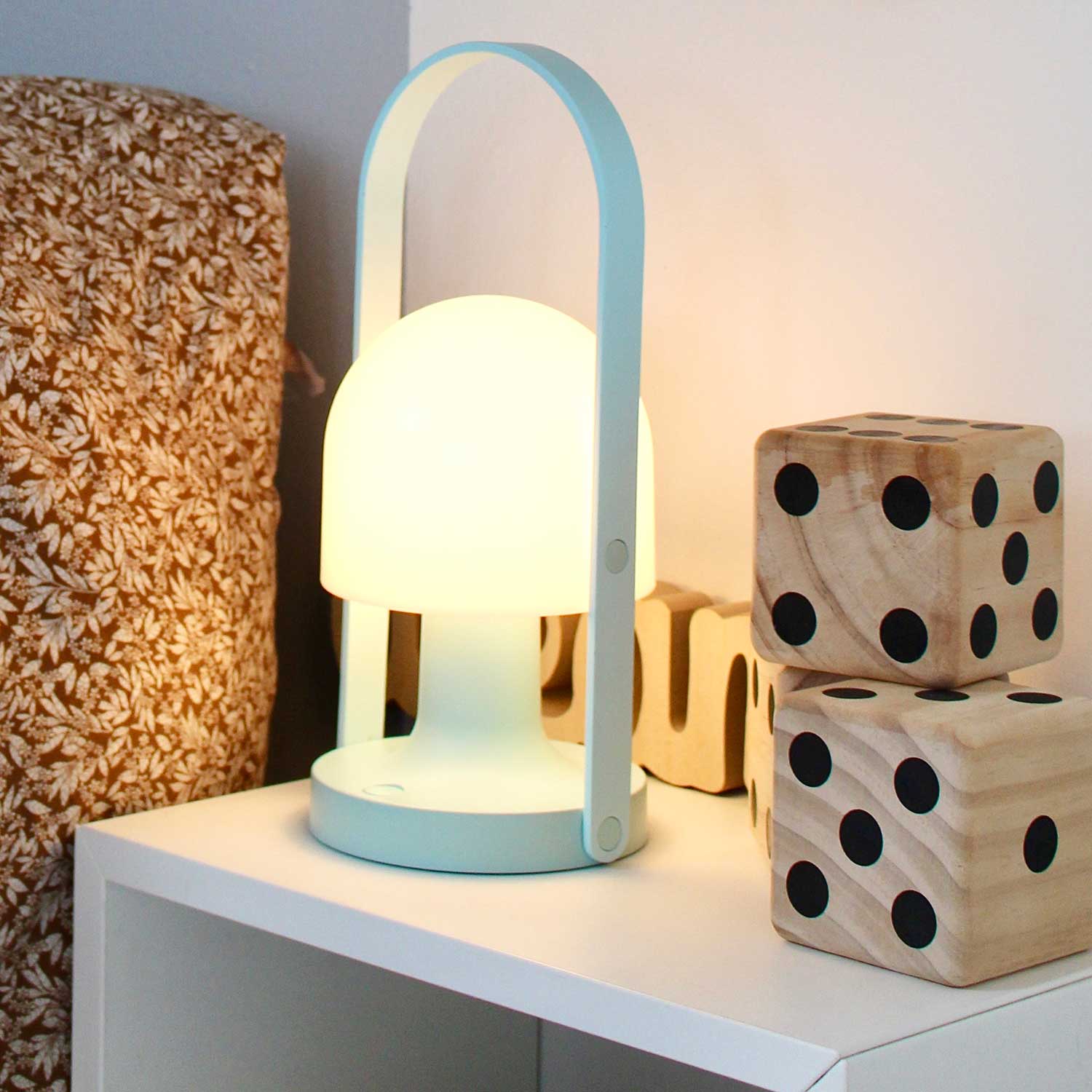 Lampefeber FollowMe Portable Bordlampe Blå ved læsebordet