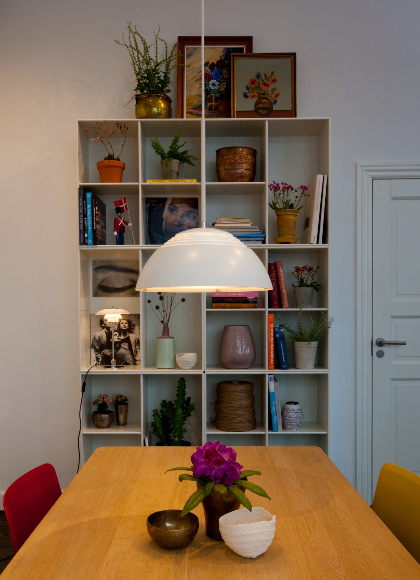 Enkel AJ lampe over et hyggeligt spisebord
