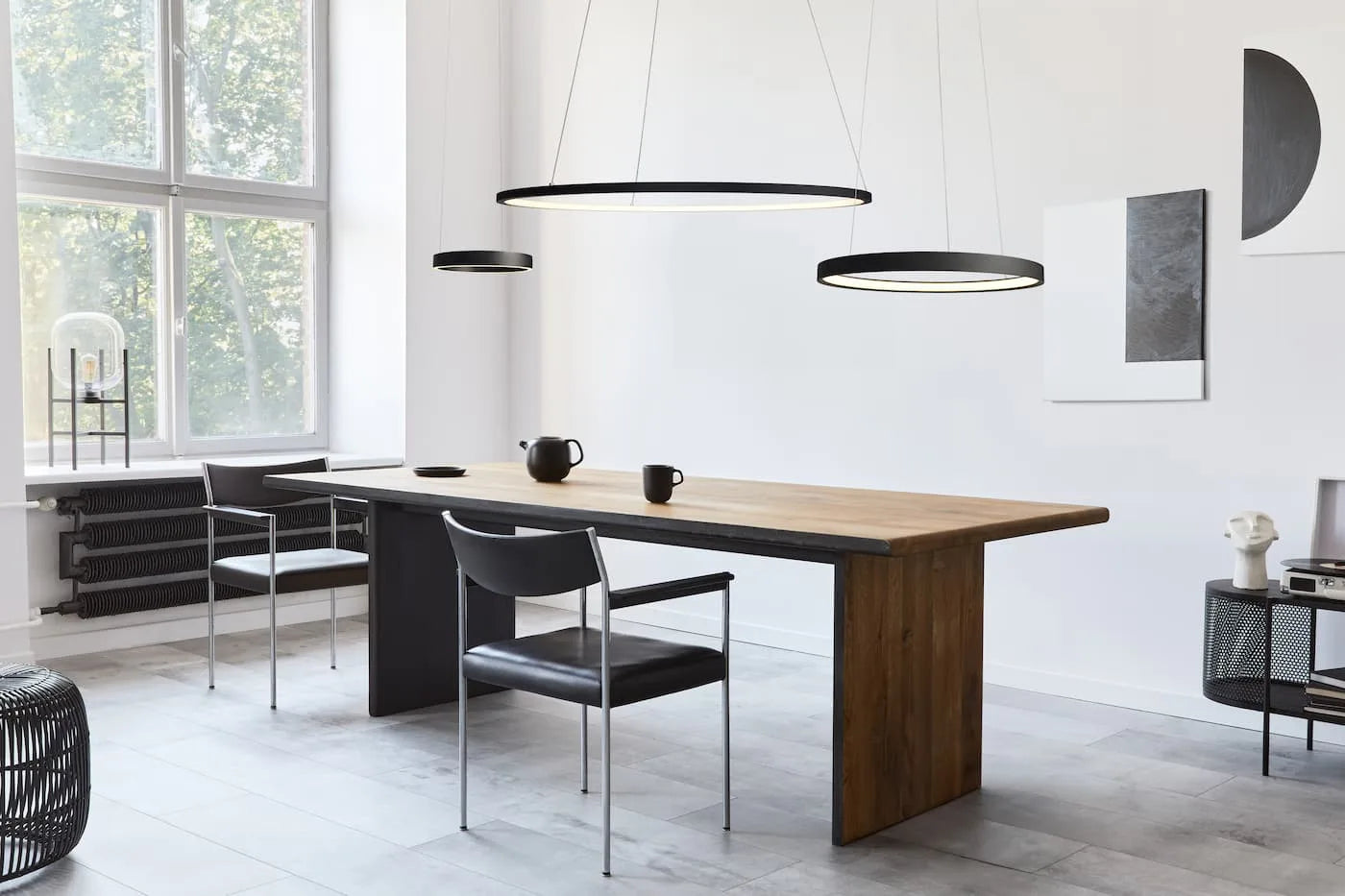 Den elegante designet Gloria Pendel Ø80 Down LED 3000K i Sort hængt op i stuen for dens behagelige belysning