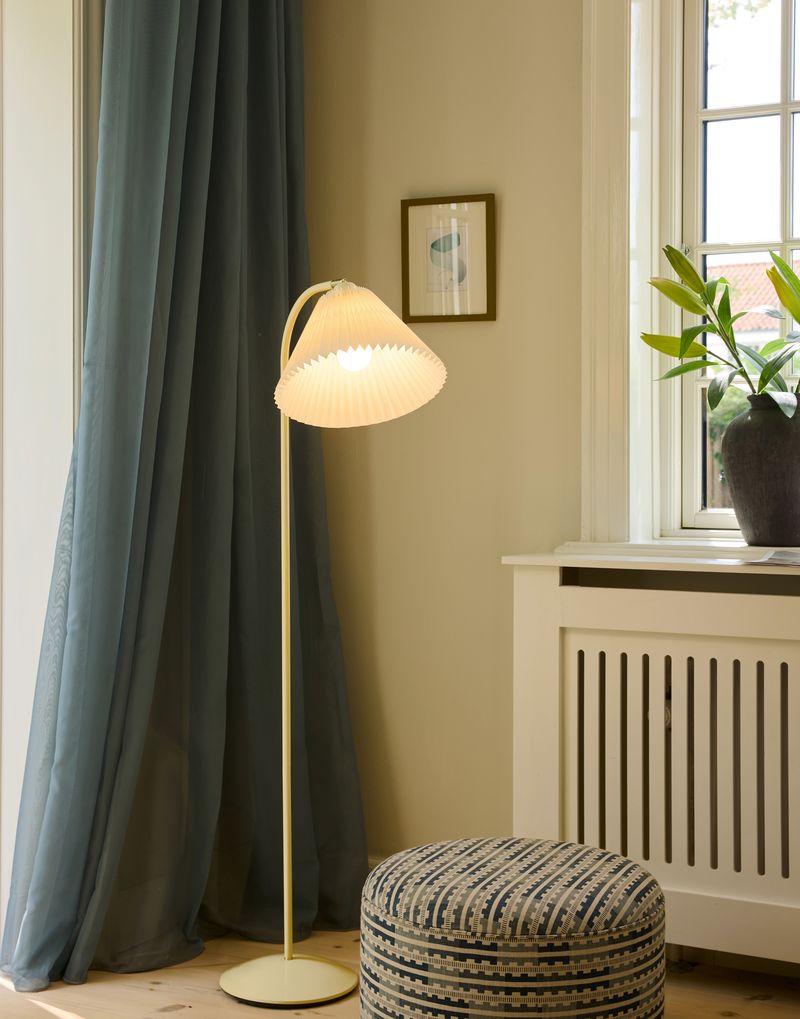 Medina Gulvlampe Cream placeret i hjørnet af stuen for dens æstetiske designet fra Halo Design