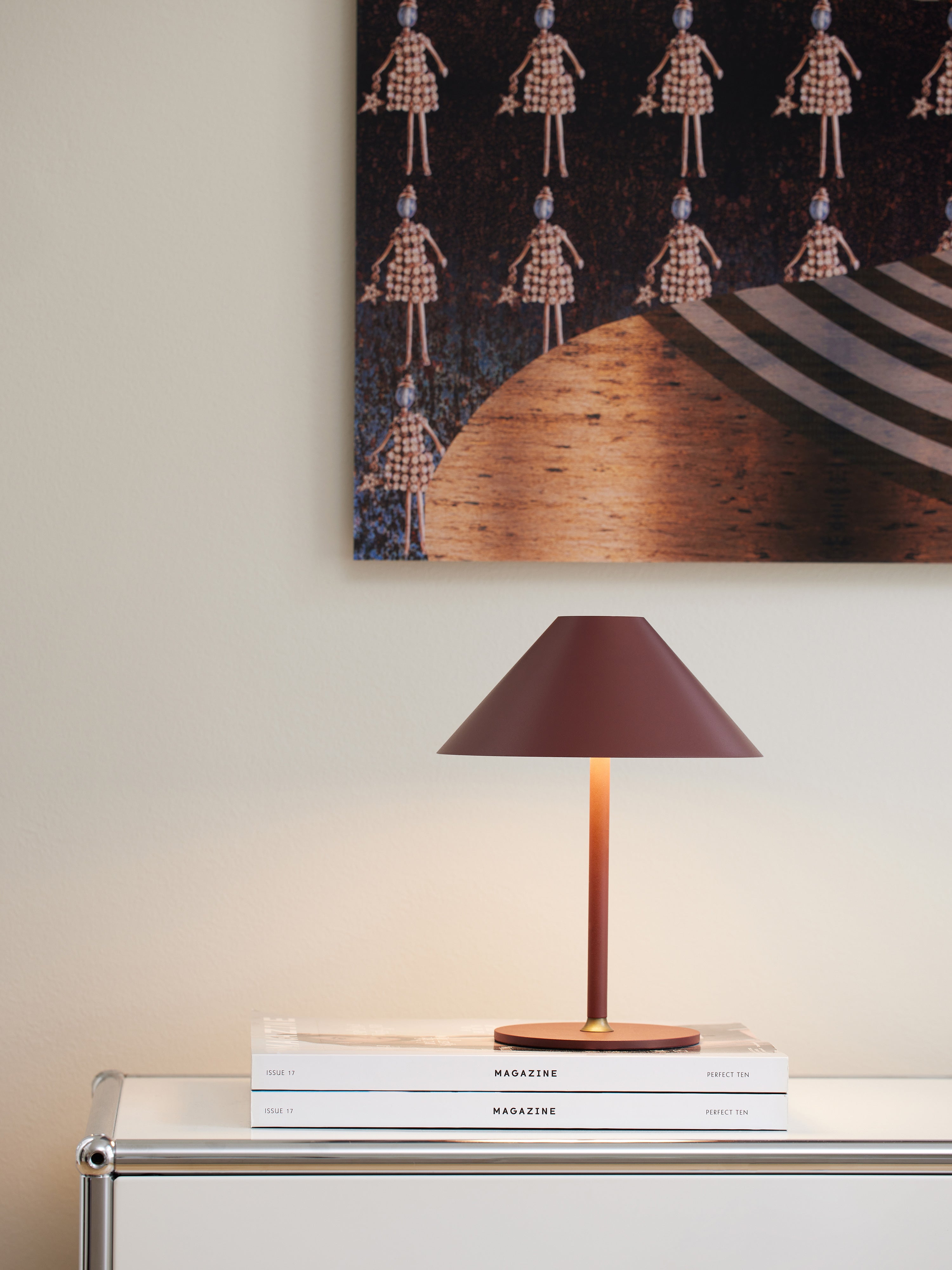 Zoomet helt ind på Halo Designs Maroon Rød Hygge Portable Bordlampe