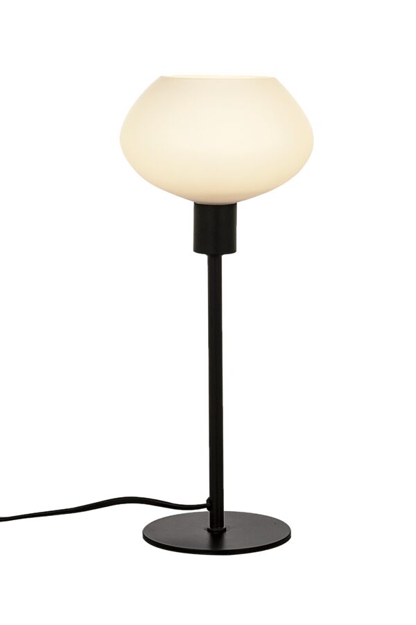 Den unikke designet Bell Bordlampe i Sort/Opal Hvid placeret foran en hvid væg for en flot kontrast