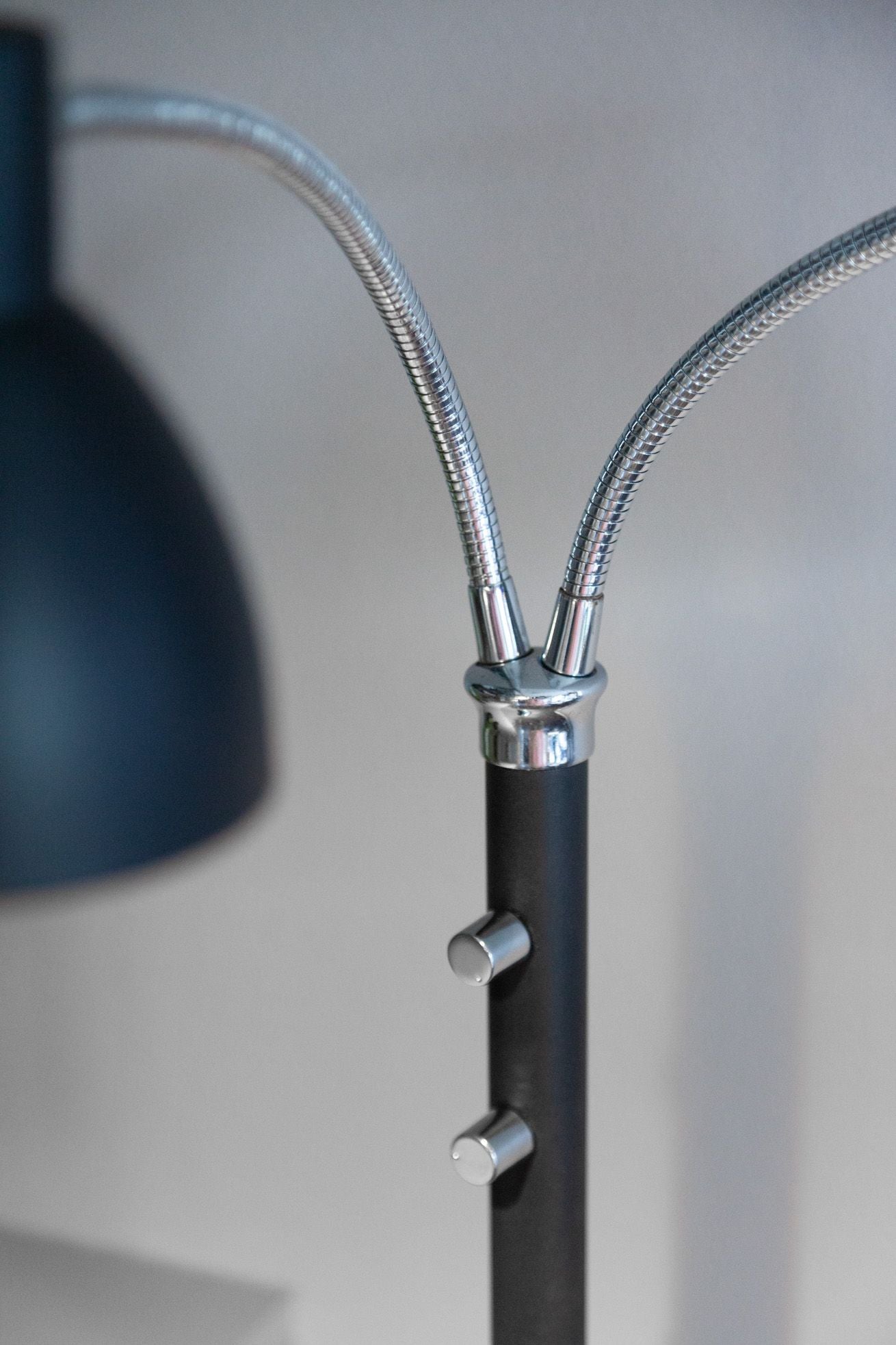 Hudson Gulvlampe Sort 2 arme - Halo Design