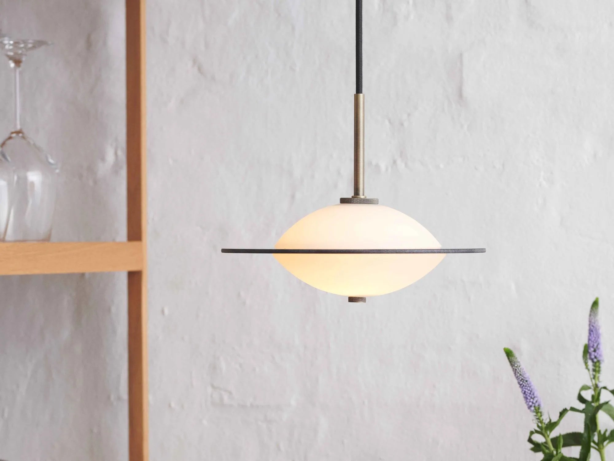 Orbit Pendel Ø40 Opal Glass, Antique Brass Metal - Halo Design