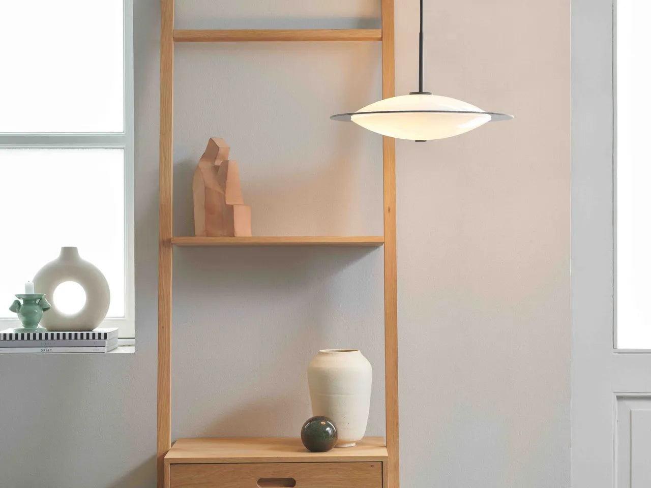 Orbit Pendel Ø24 Opal Glass, Black Metal - Halo Design