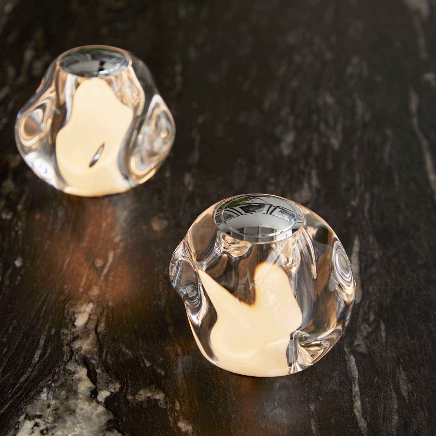 Lyset passerer LOOM Design Ice Balls akrylfacade, og diffuseres derved