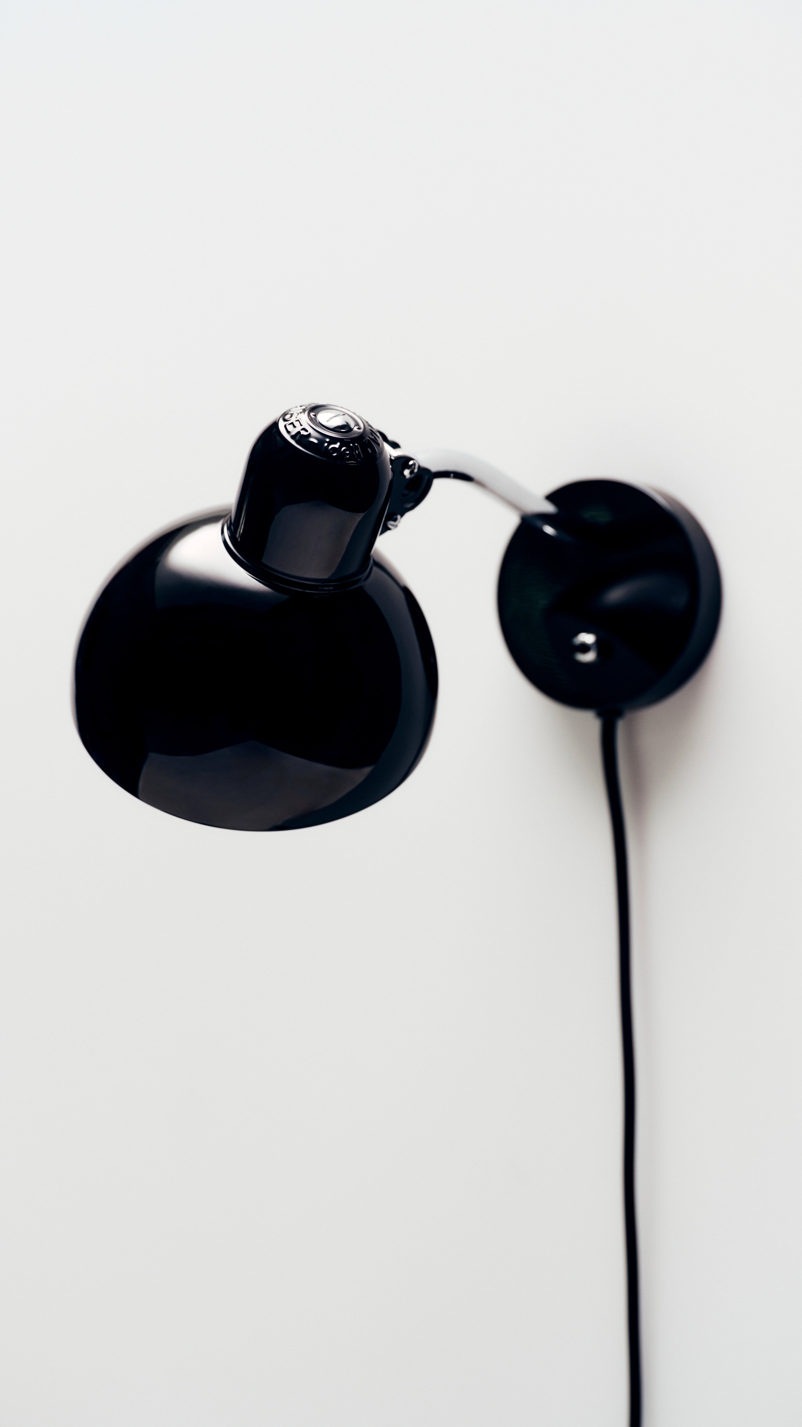 KAISER Idell™ 6567-W Black på væggen