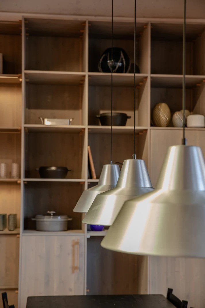 3 unikke designet Workshop Pendel W4 i Aluminium hængt op over spisebordet for deres behagelige belysning