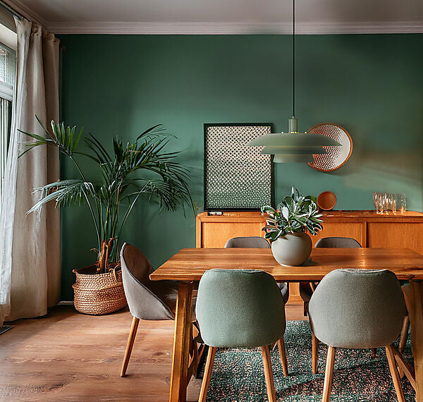 Den elegante Epsilon Ø45 Pendel i Grøn hængt op over spisebordet i stuen for dens behagelige belysning