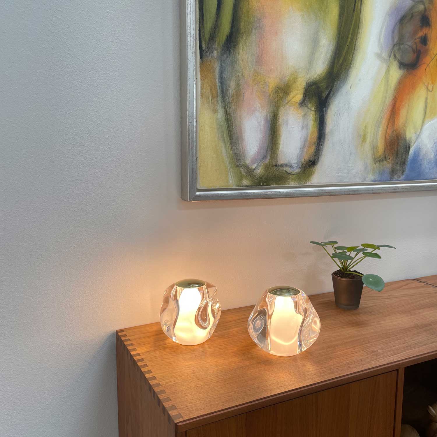 Det store batteri lader dig bruge LOOM Design Ice Balls som regulære lamper i dagligdagen