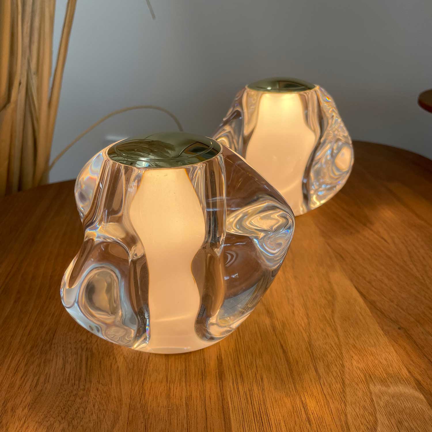 Duo af LOOM Design Ice Ball LED lamper med guldkant