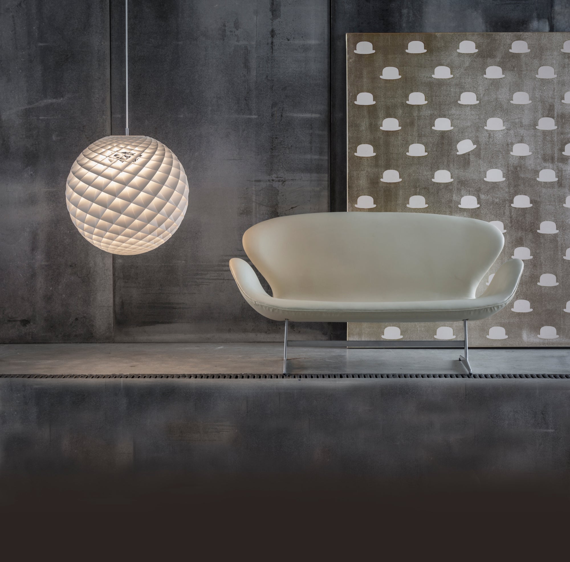 Den smukke LP Patera lampe ved en sofa