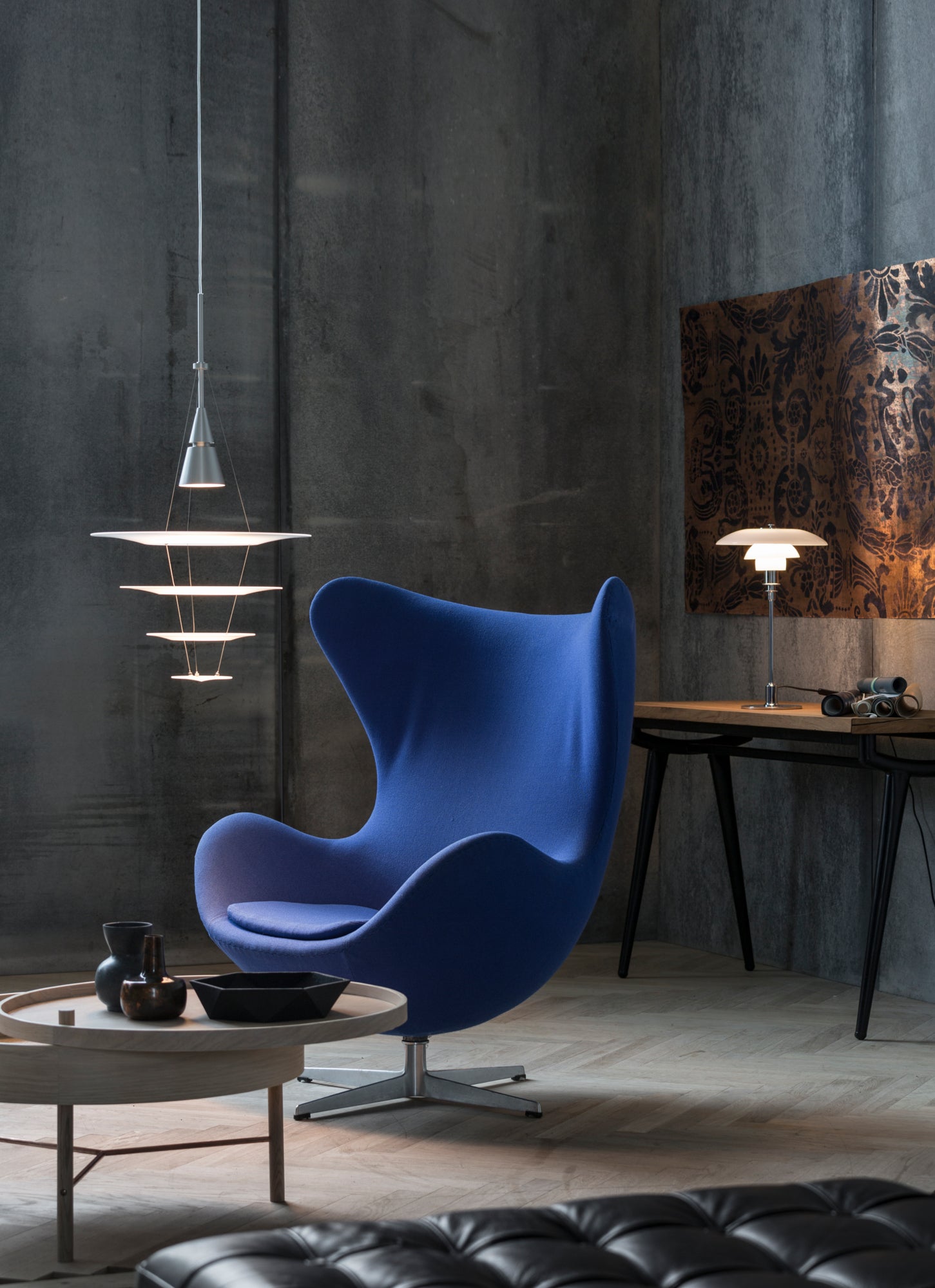 Louis Poulsen lampen Enigma 425 i en stilfuld stur med en blå design stol