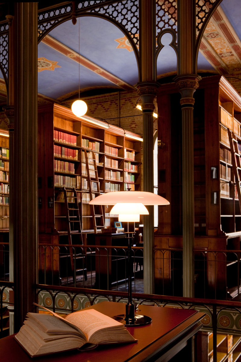 Smuk PH lampe i en gammelt bibliotek