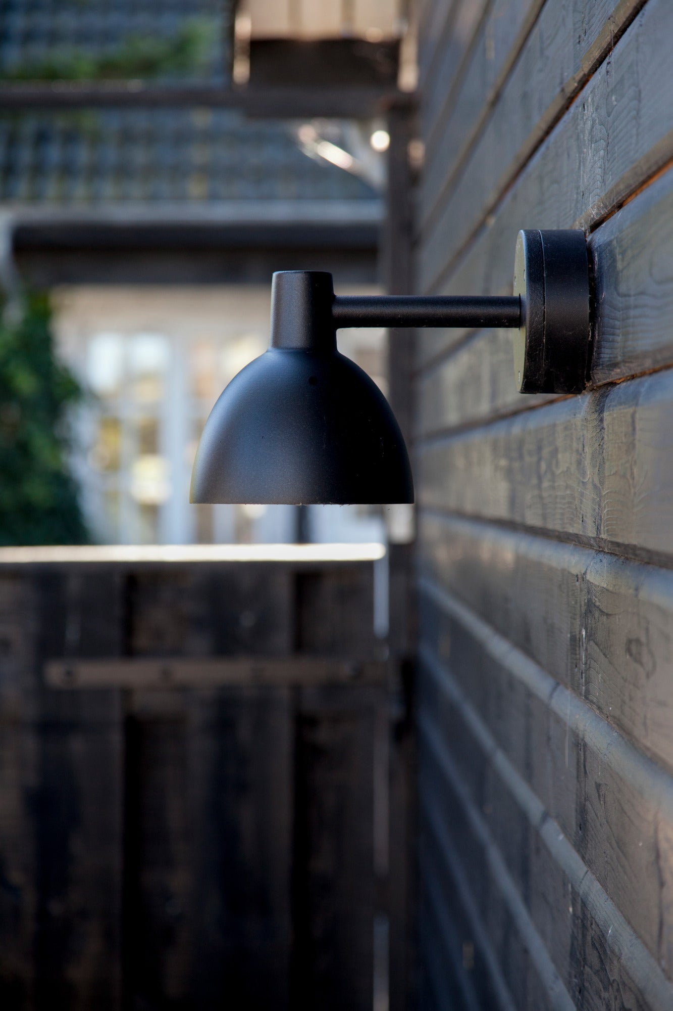 Toldbod udendørslampe på en trævæg