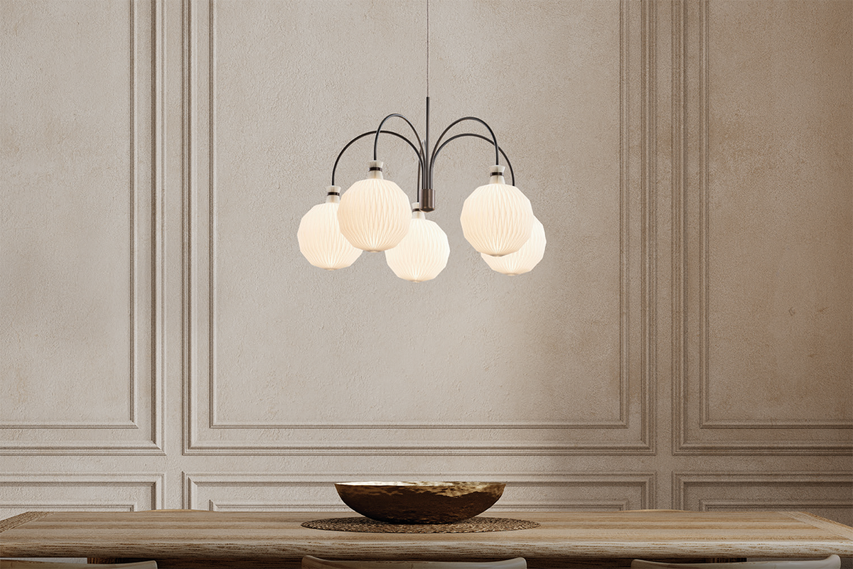 Le Klint 101 Legacy hvid chandelier m. bruneret messing over spisebord