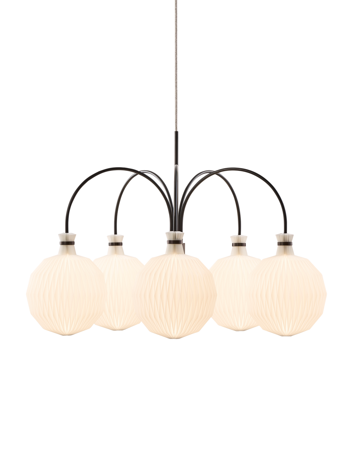 Tændt Le Klint 101 Legacy hvid chandelier m. bruneret messing