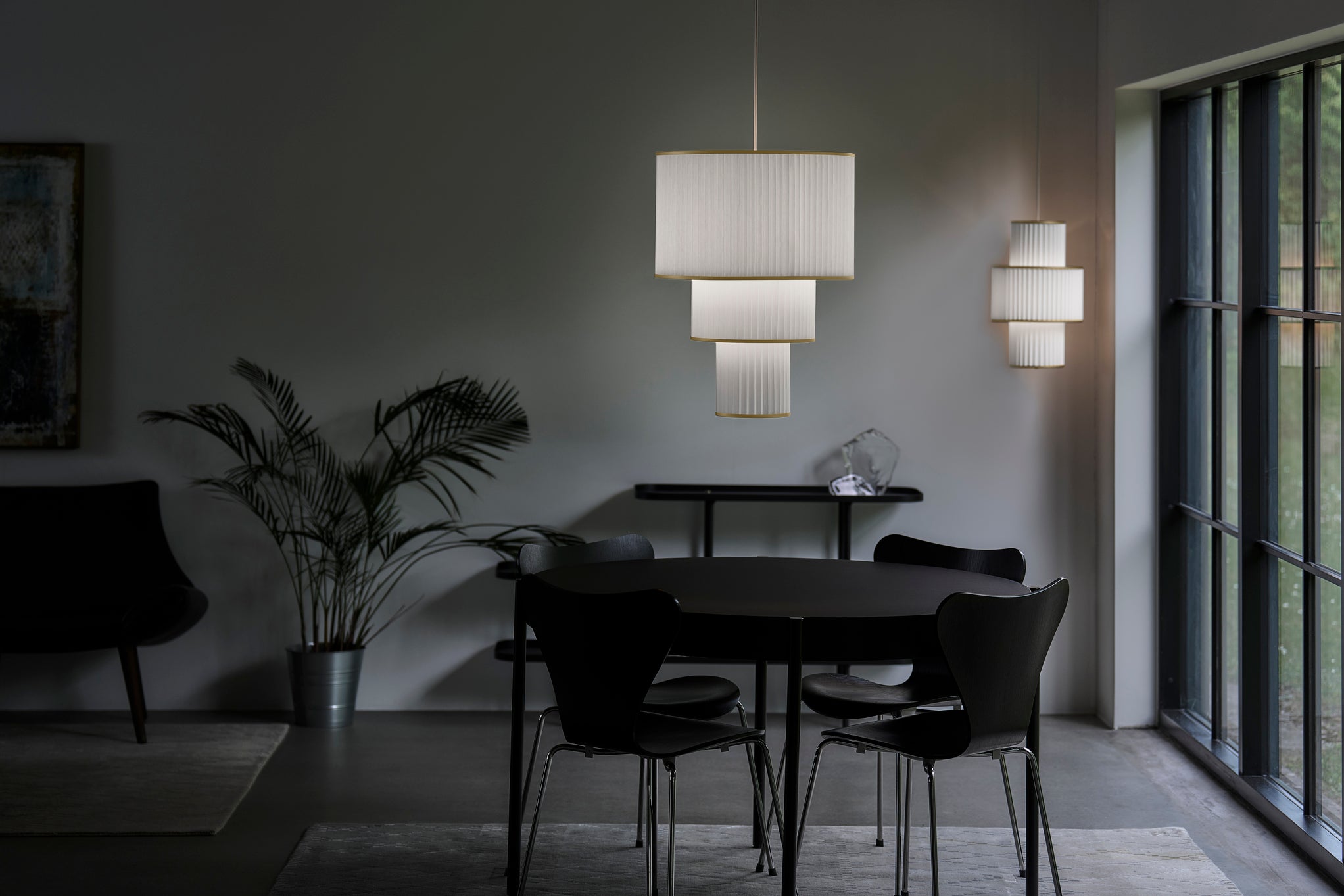 Le Klint 112 Plivello E27 pendel tændt over spisebordet