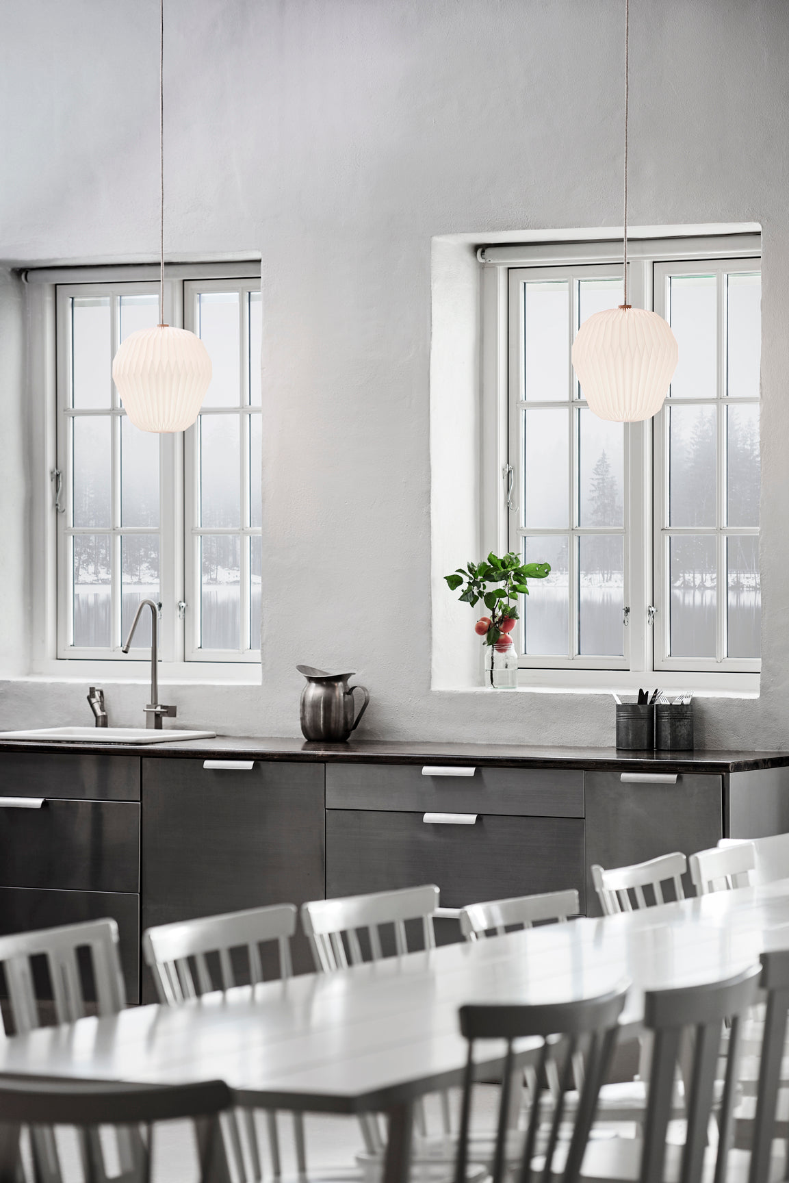 De elegante 130 Bouquet 1 Medium i Hvid hængt op i vindueskammen i køkkenet