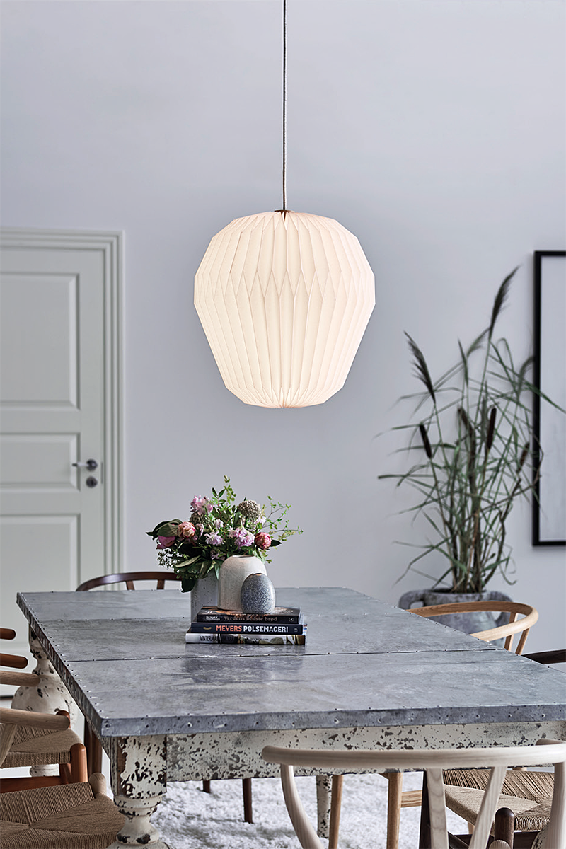 Den æstetiske Le Klint 130 Bouquet 1 X-Large i Hvid hængt op over spisebordet