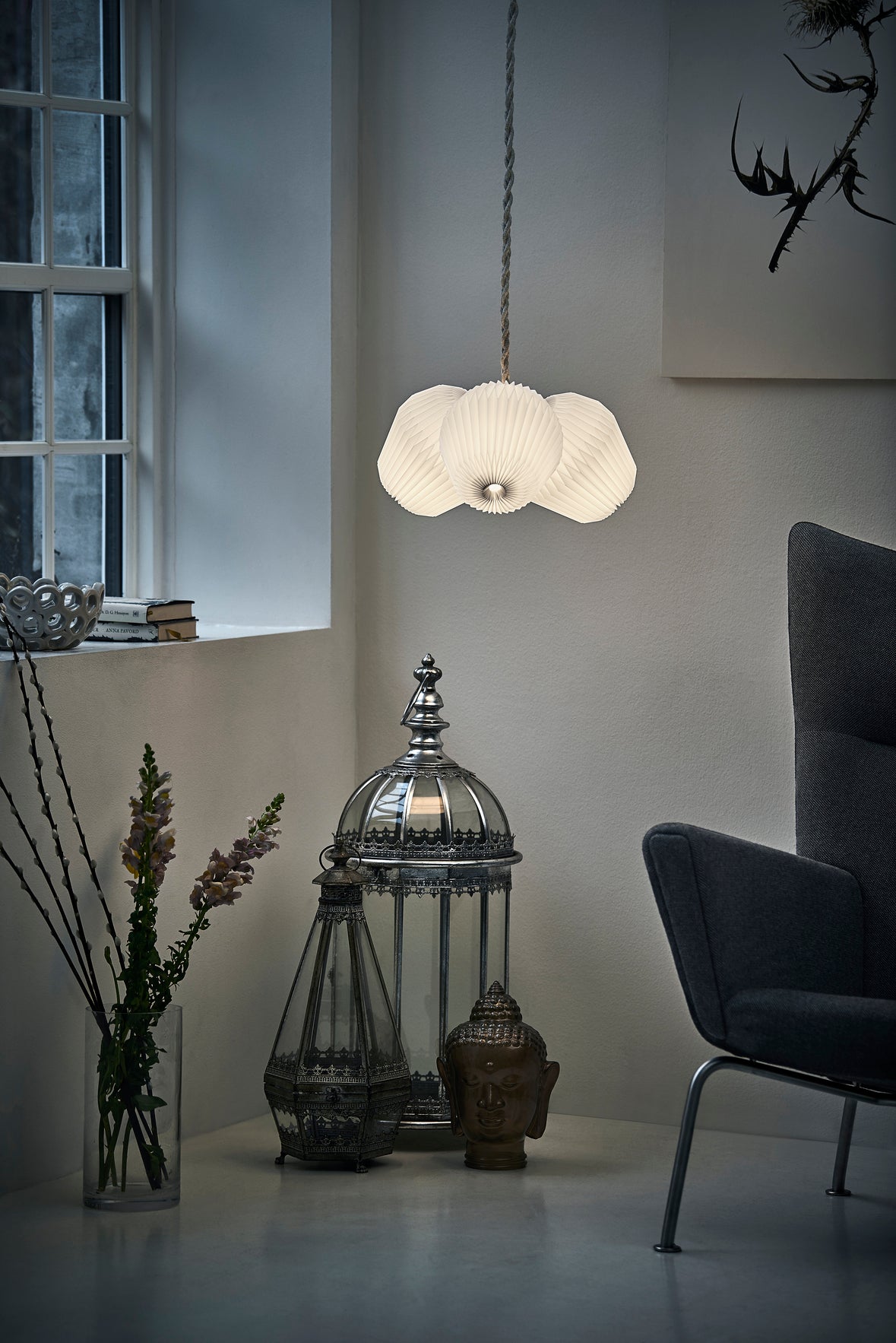 Den unikke designet LE KLINT 130 Bouquet 3 Medium i Hvid hængt op i hjørnet af stuen
