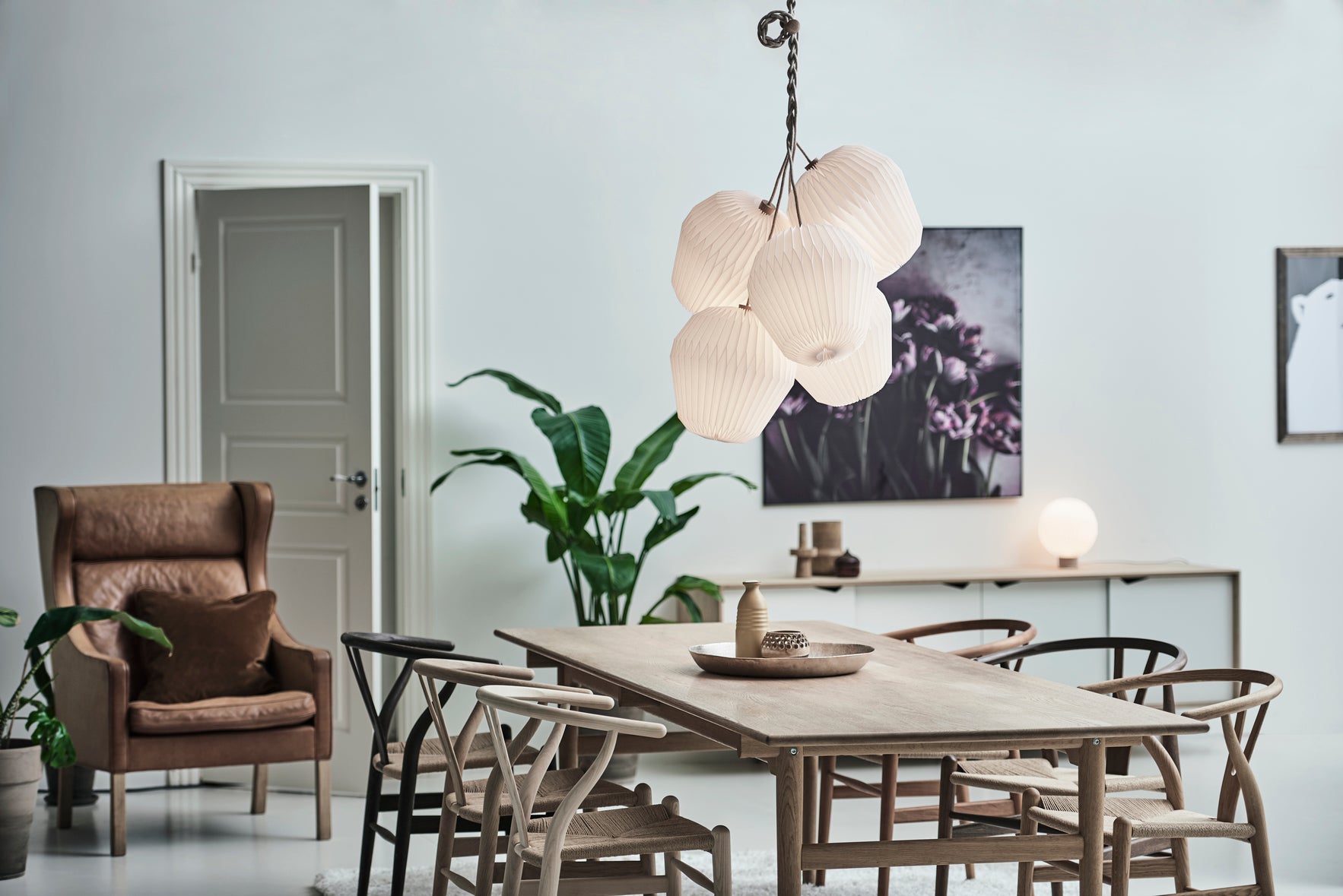 Den elegante designet LE KLINT 130 Bouquet 5 Large i hvid placeret over spisebordet for dens unikke lysfordeling