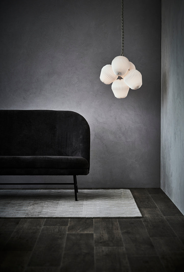 Den æstetiske og unikke designet LE KLINT 130 Bouquet 5 Large i hvid hængt op i hjørnet af stuen