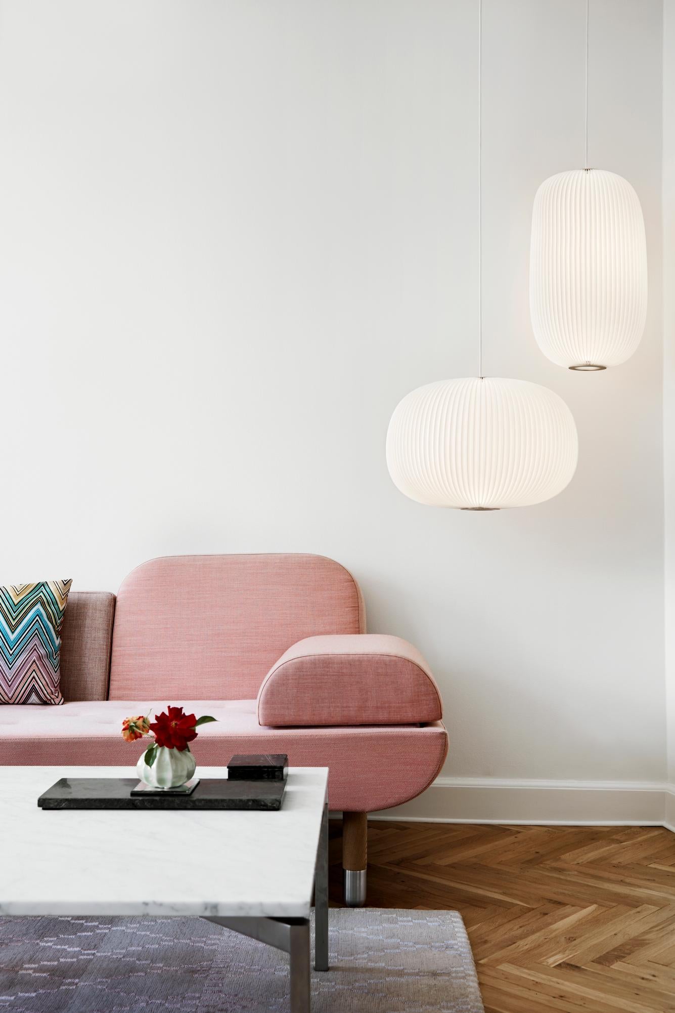 Lamella 2 i guld/hvid over sofaen