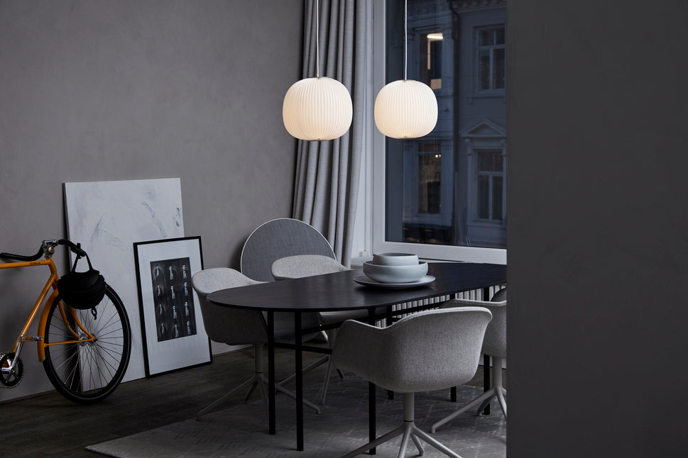 To Lamella 3 i guld fra Le Klint over et spisebord