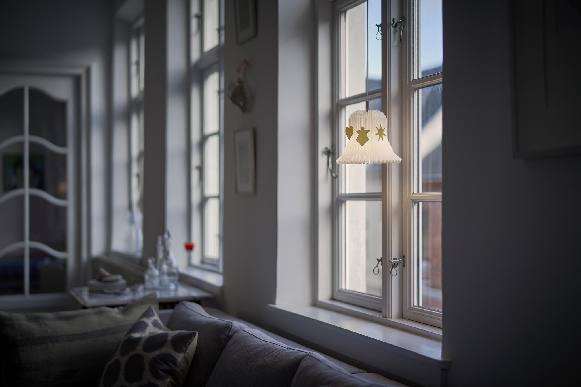 Den elegante Le Klint 193 Juleklokke hængt op i vindueskammen i stuen