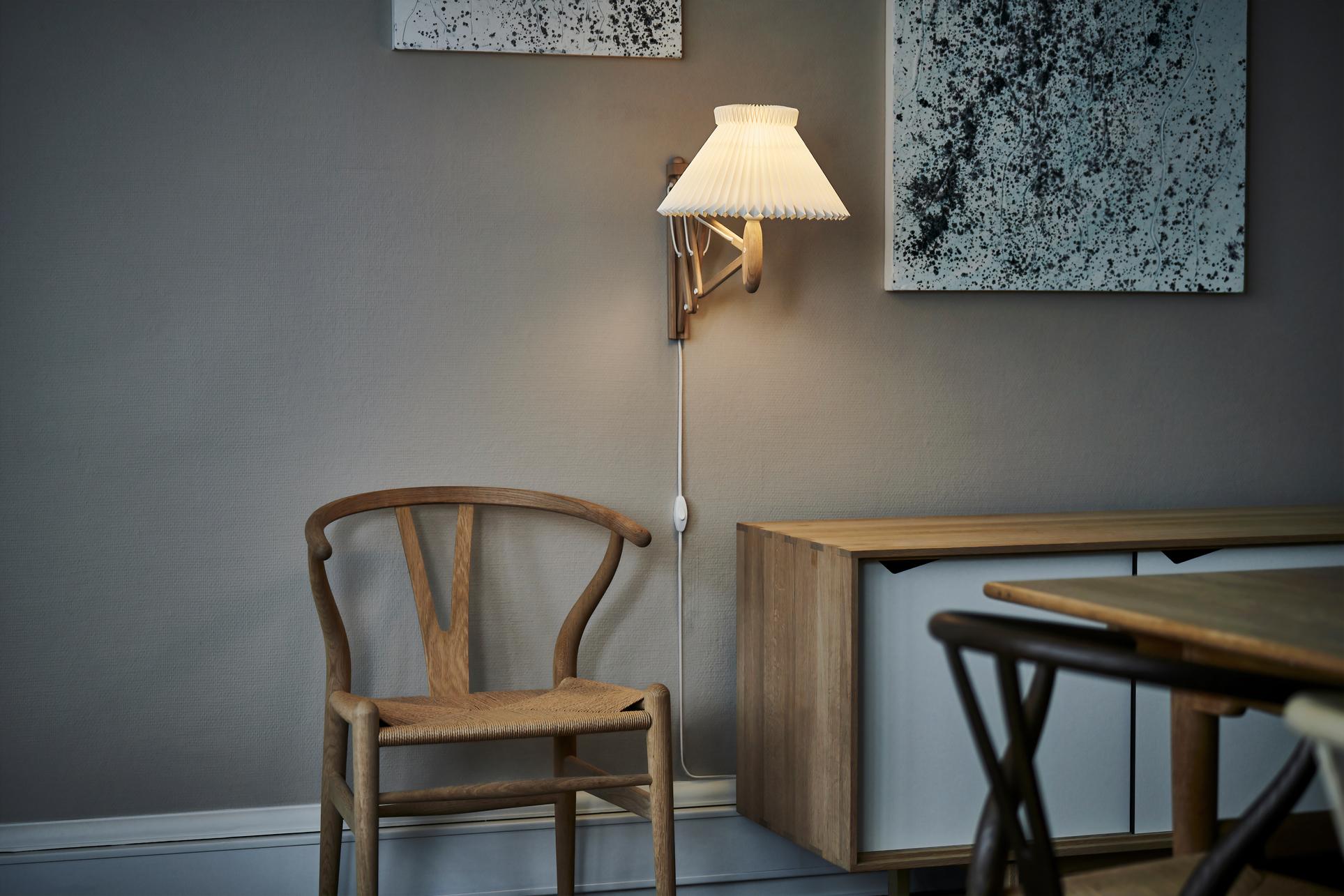 Den unikke designet Le Klint 224-1 Sax Væglampe Papir hængt op i stuen for dens varme belysning