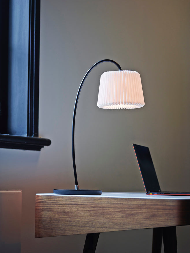 Kom på forkant med arbejdet med stil med Le Klint 320 Snowdrop bordlampen