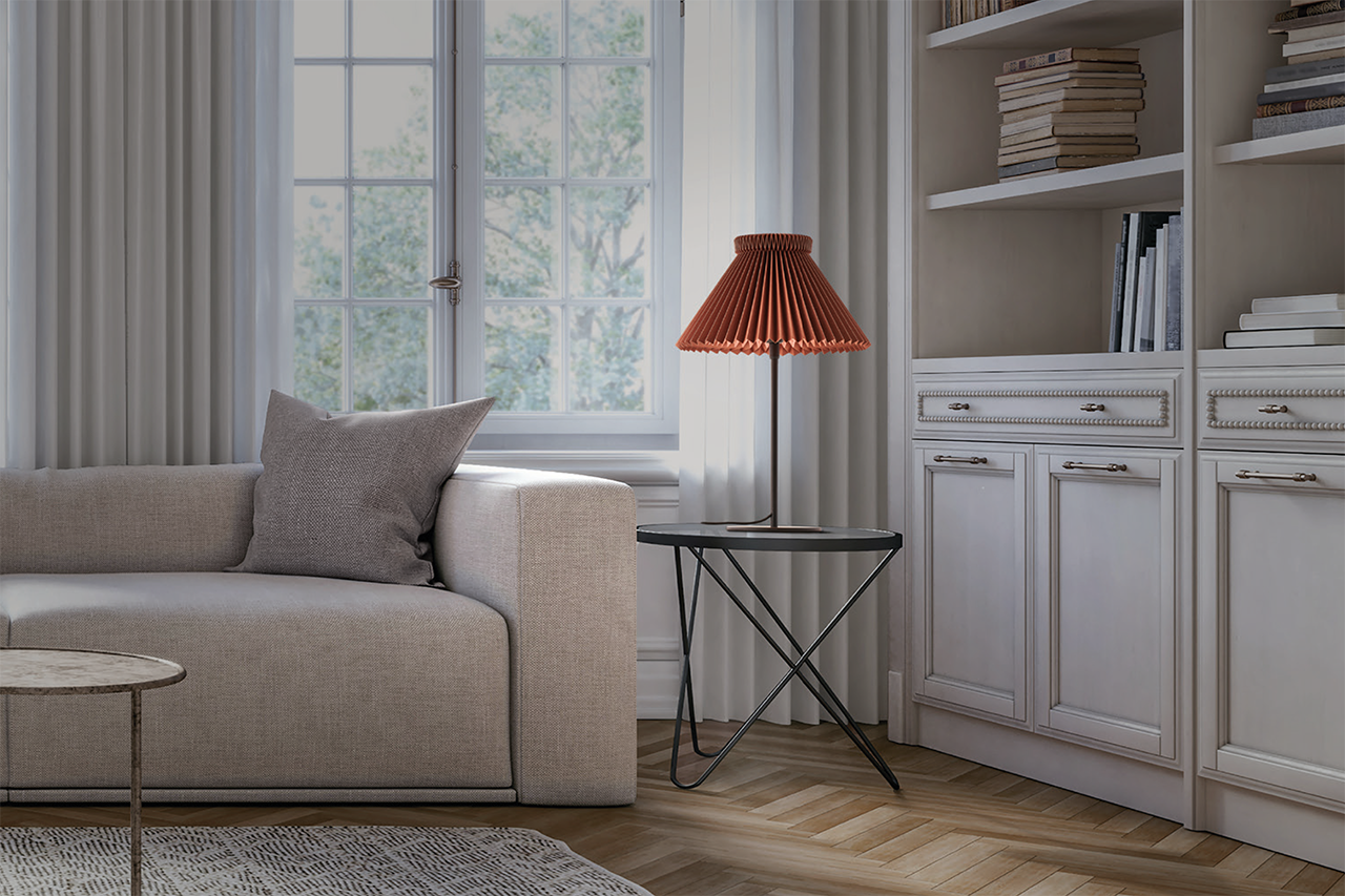 LE KLINT 334T Bordlampe Black/Chocolate i stuen ved sofaen