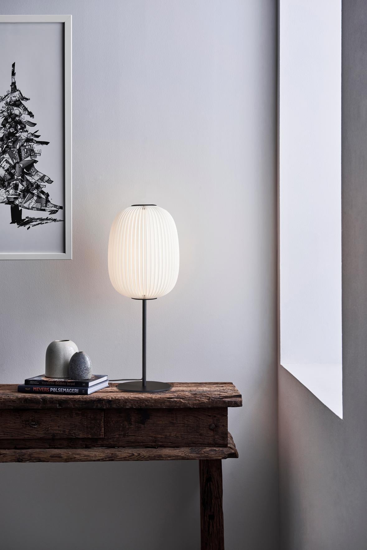 Le Klints Lamella 335 bordlampe på kommode